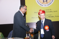 Deepak Goyal Honored by ISAKOS President Masahiro Kurosaka, ISAKOS India 2014